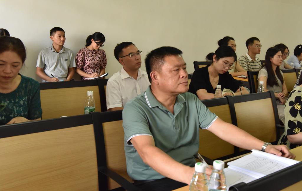 王源平书记一行深入马院学生课堂听课