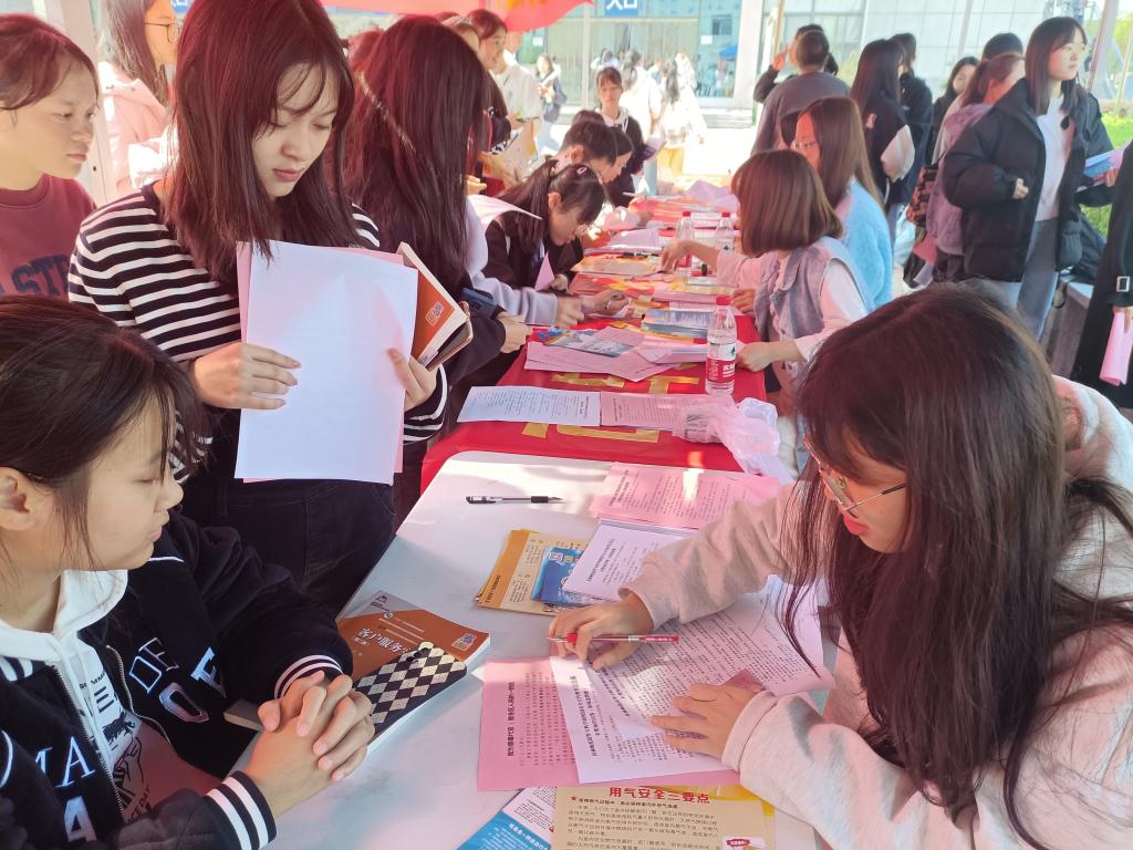 学生积极参加有奖知识问答