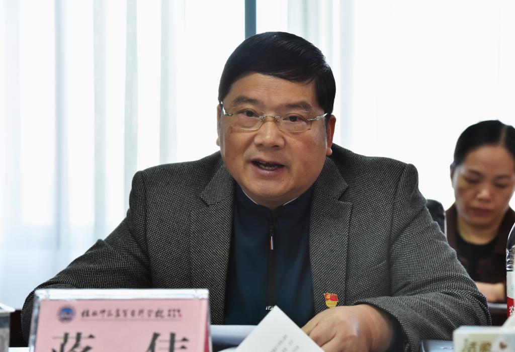 中心组成员就学习贯彻党的十九届六中全会精神,加强学校党建和思想政治工作作交流发言