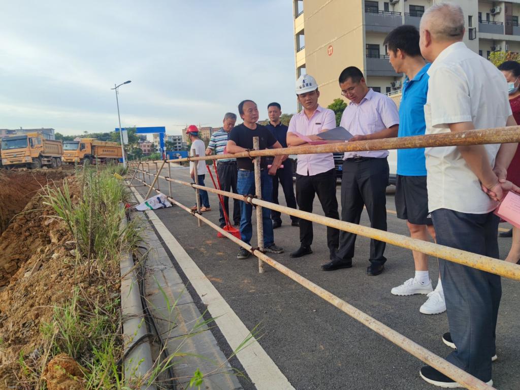 自治区教育厅到我校督察三期学生宿舍建设