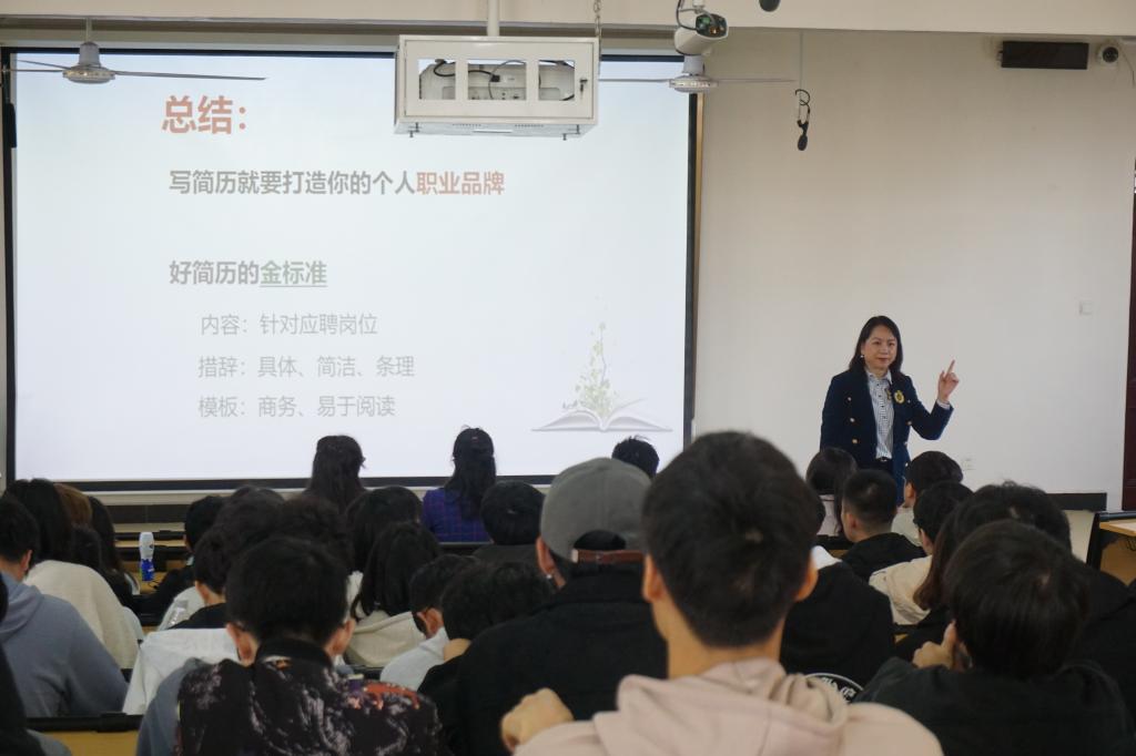 数学与计算机技术系邀请优秀校友返校开展讲座活动