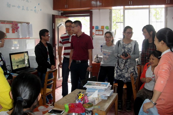 在灌阳县第二小学与实习生、指导老师交谈