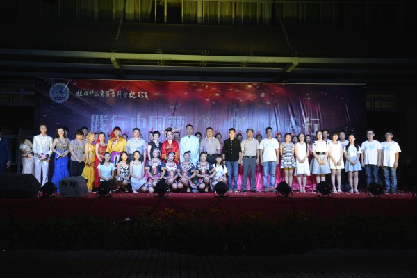 我校举办2015年校园科技文化艺术节闭幕式暨毕业季文艺晚会