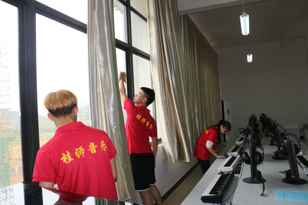 音乐系开展“清洁校园 美丽桂师”志愿服务活动