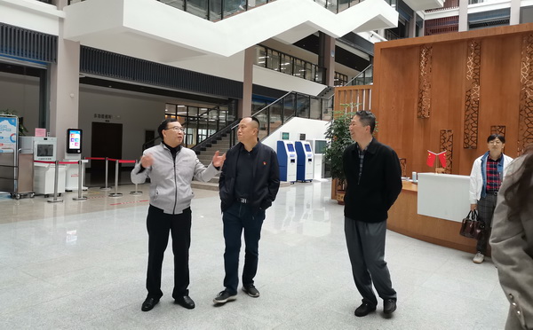 桂林招生考试院领导参观我校图书馆