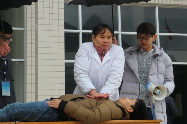 学校医务人员为学生讲解应急救助方法