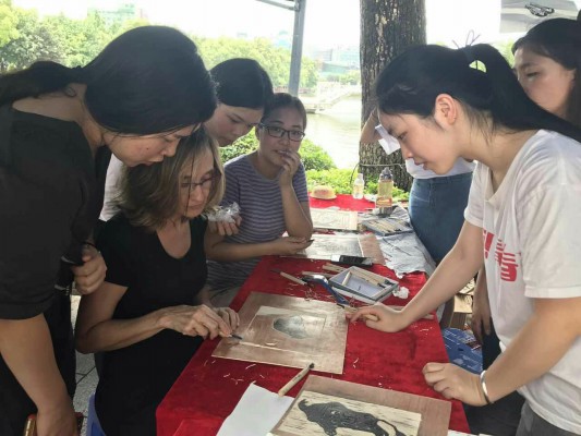 国外游客在体验版画制作