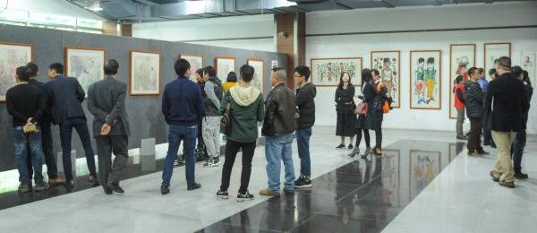 各界人在观展