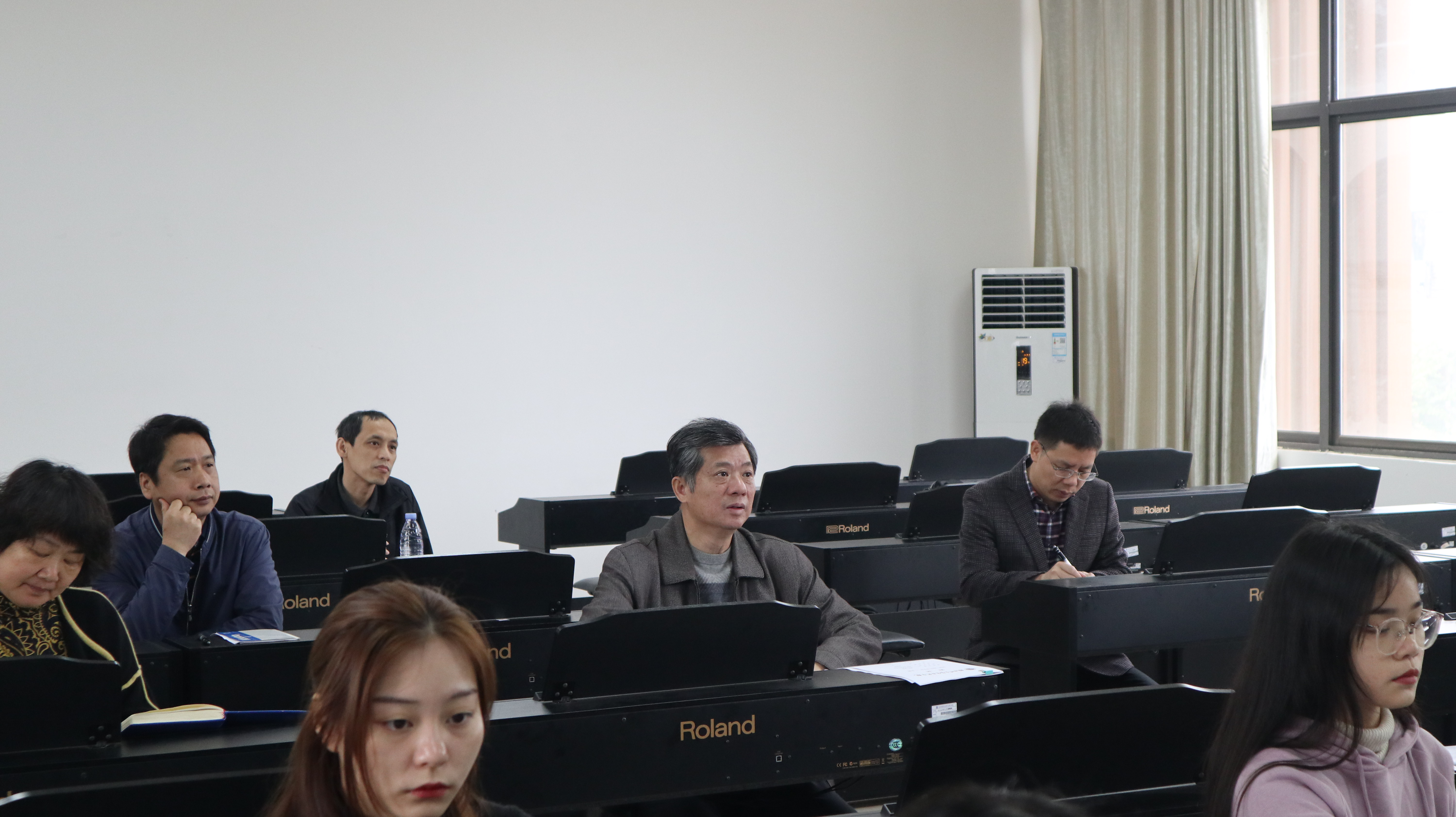何红雨副校长到音乐、美术系听课调研