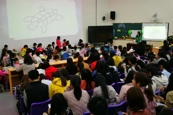 教育系学生到桂林市中华小学观摩美术教研活动