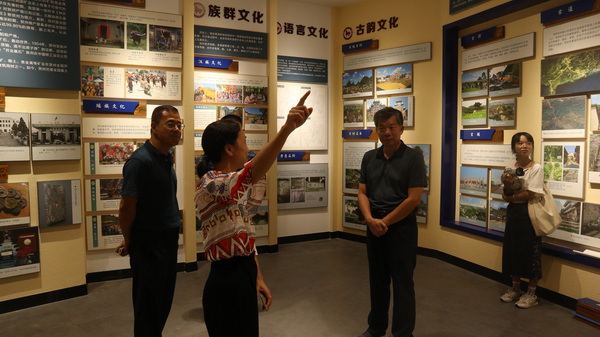 何红雨副校长一行参观贺州学院民族文化博物馆