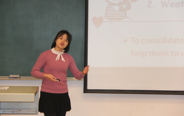 在比赛中获得小学组一等的蒙科伶同学