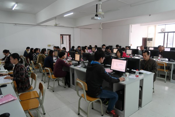 学校各系部相关人工作人员正在接受培训