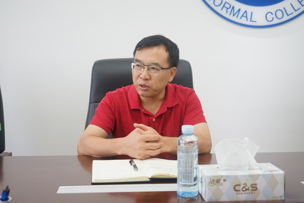 李新华副校长到会指导并讲话