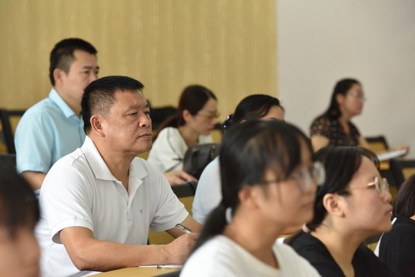 王源平书记在中文系与学生一起聆听开学第一课并认真记录