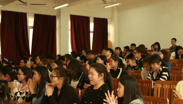 学生聆听讲座