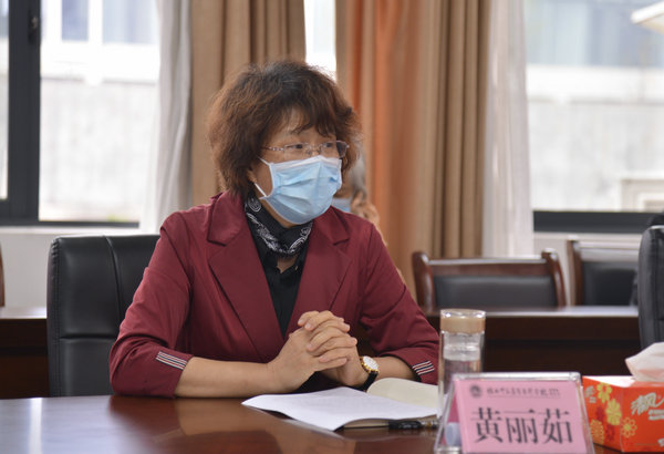 黄丽茹副校长主持大会