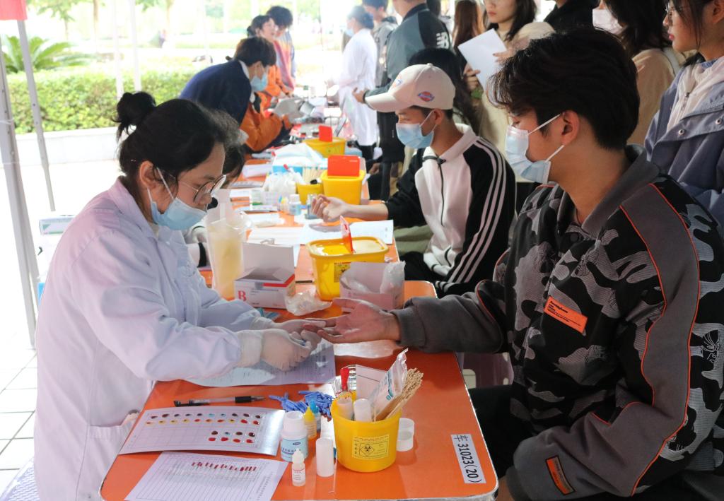 校团委组织开展无偿献血活动