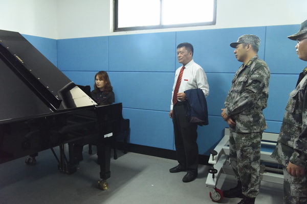 音乐系师生为来宾们演奏钢琴名曲